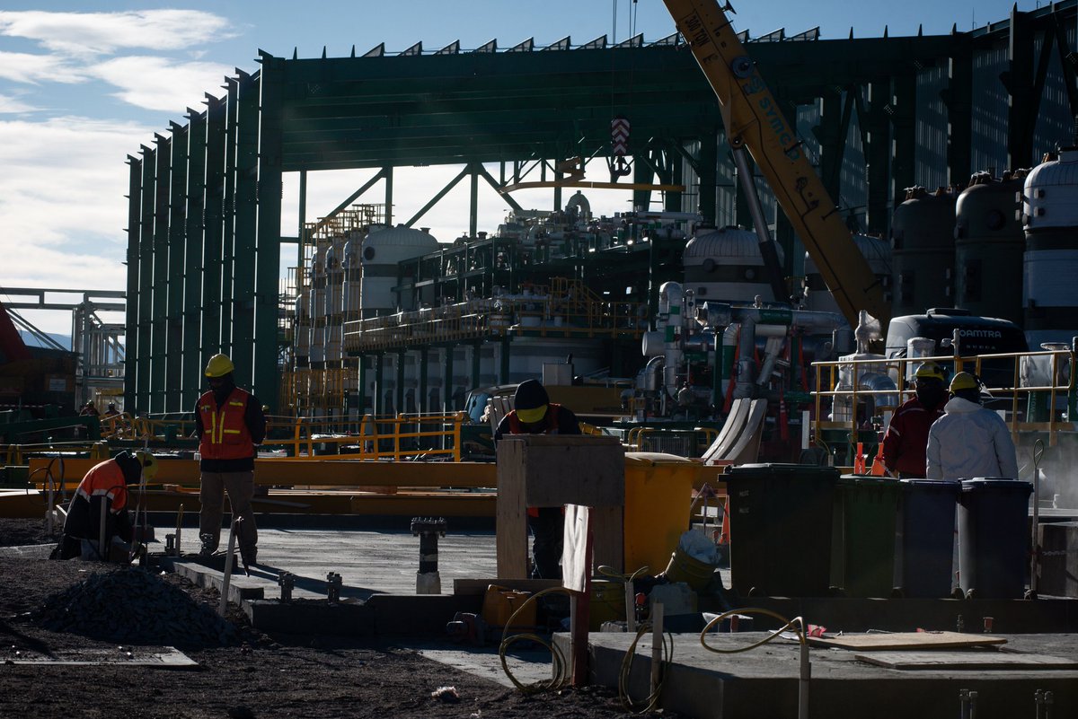 Mañana de trabajo en la construcción de una nueva planta de litio.

⛰️ Salar del Hombre Muerto, Catamarca. 
📷 #PostalesMineras