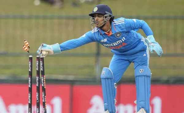 SHYRAHUL00056's tweet image. Ek hai jo wicket ke piche se game palat deta hai par opposition ke liye 😂😂 #INDvsAUS  #maxwel #parsidhkrishna #IshanKishan