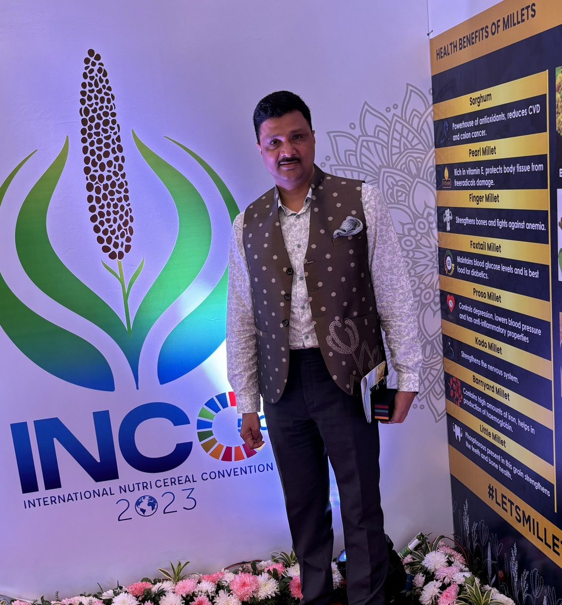 arvindpadhee's tweet photo. Many delegates at the International Nutri-Cereal Convention 5.0 charmingly noticed the handwoven millet panicle in my jacket. 😊 https://t.co/bj81QnnTkC