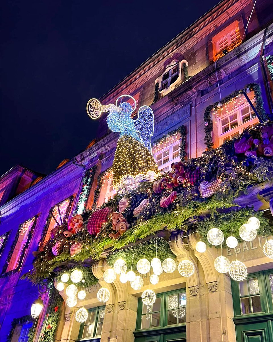 🎄 La magie de #Noël s’est emparée du <a href="/paysmontbeliard/">Pays de Montbéliard Agglomération</a>  !
✨ Jusqu’au 24/12 profitez des #Lumières de Noël pour déambuler dans les rues de Montbéliard et participer au  #marchédeNoël élu parmi les 5 meilleurs d'Europe !
🤩Retrouvez tout le programme 👉 tinyurl.com/LumieresMontbe…