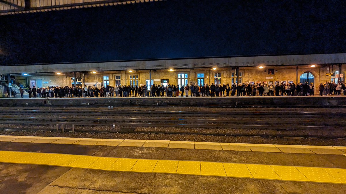 faberoony90's tweet photo. it's quite clear that all, if not more, passengers have returned post covid..
Everyone breath in, two carriage train approaching.
#fullandstanding https://t.co/rD6CT0vY4j