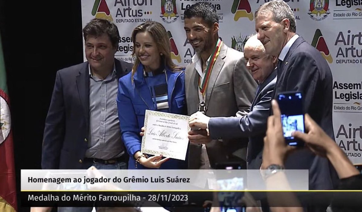 Suarezismo9_'s tweet photo. Hoy Luis recibió la Medalha do Mérito Farroupilha 🏅, es la máxima distinción de la Asamblea Legislativa del estado brasileño de Rio Grande do Sul. Es una medalla que se otorga a personas que contribuyeron al desarrollo económico, social y cultural del estado.

Hace todo bien. https://t.co/pqgffoXdht