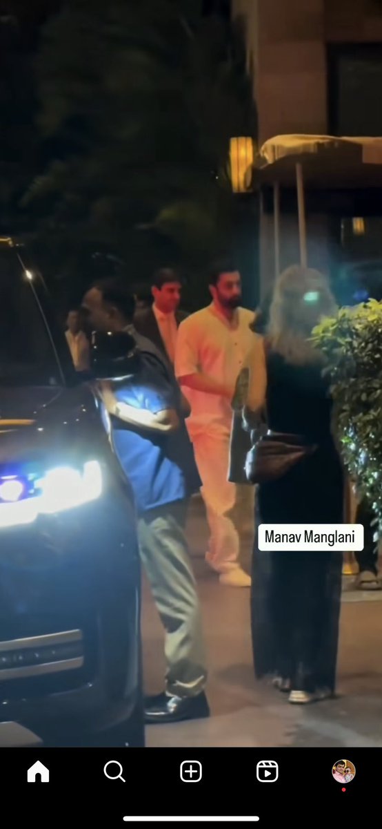 RanbirDaily's tweet photo. Ranbir Kapoor for Shaheen Bhatt’s birthday dinner today https://t.co/bEzkLpcbpm