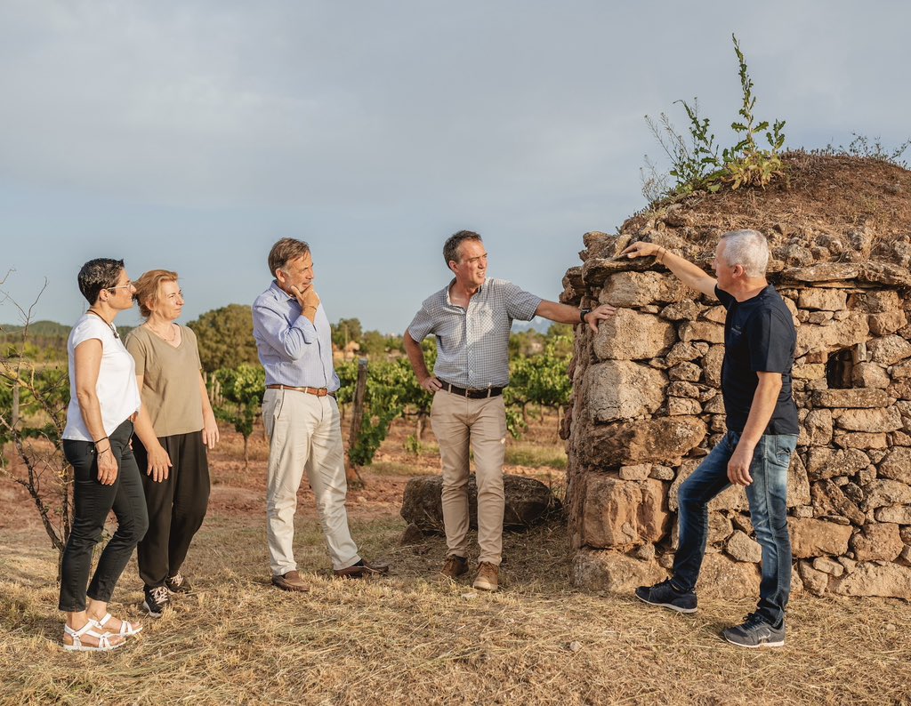 Avui és el 5è aniversari de la declaració de l’art i la tècnica de la pedra seca com a Patrimoni Cultural Immaterial de la Humanitat de la UNESCO 🎂

📜 El Bages és la comarca amb més pedra seca de Catalunya amb més de 6.500 barraques de vinya inventeriades

🪨 Barraques, murs i