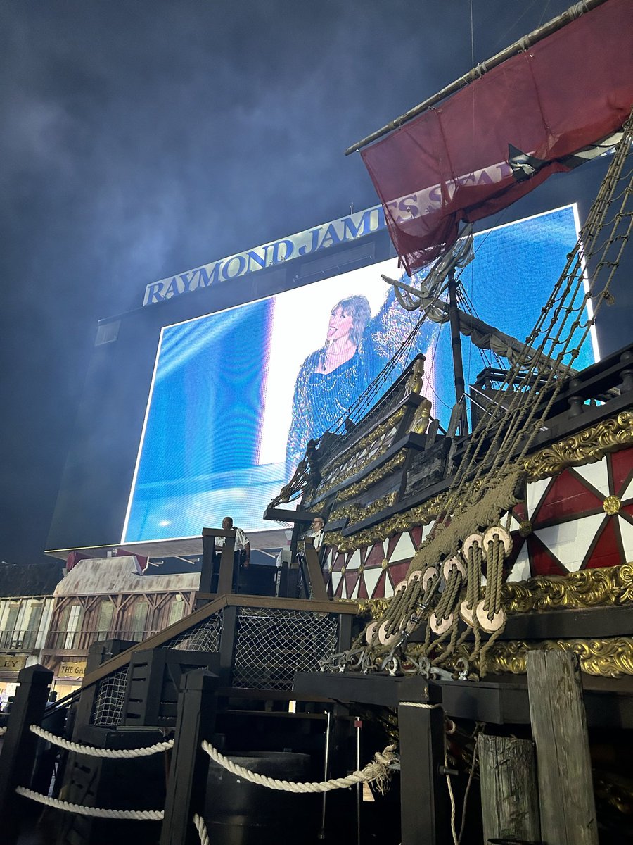 Jenifer_Ortega's tweet photo. @taylornation13 @taylorswift13 Never seen because I took this photo 🥰🤭 https://t.co/hw7n0dSghT