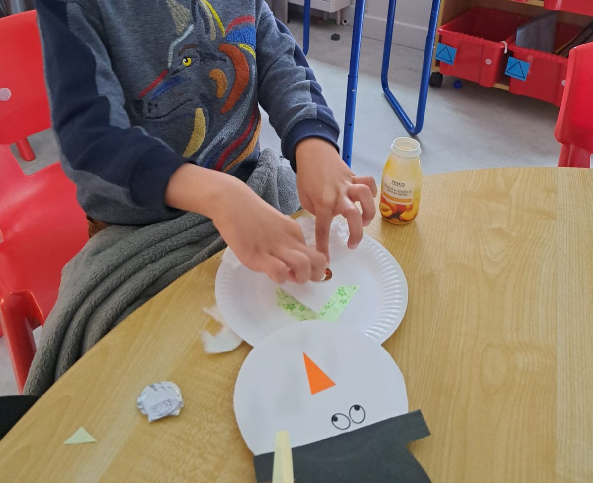 Laura_McGrath4's tweet photo. We were very busy this week making snowmen collages!
@BallinteerETNS
@muinteoirodwyer
#Autismclass #visualart #collage https://t.co/YAxgR5Z53r