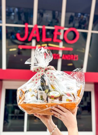 Jaleo Disney Springs Unveils Gift Basket Priced at $65 for Holiday Giving: buff.ly/3RfKcKl #jaleo #disneysprings #jaleodisneysprings
