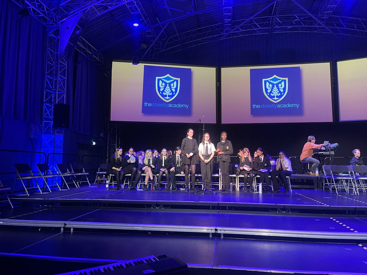 StreetlyMusic's tweet photo. Streetly singers solo moment rehearsed and sounding amazing 🎵🎵🎤@StreetlyAcademy #christmasconcert #choir https://t.co/eVauLP2z6E