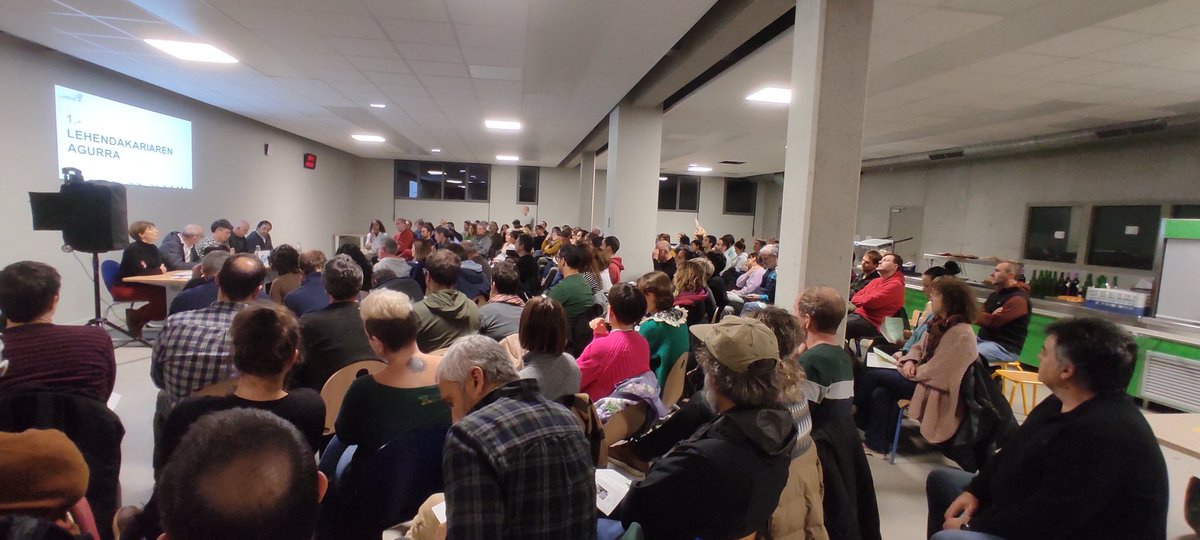 Elkartasun Ikastolen Batzar Nagusian elkartu gara, gaur, #ElkartasunKutxaren 2024ko laguntzak erabakitzeko. 114 ikastoletako ordezkariak, Senperen, Kattalin Elizalde ikastolan batzarturik.