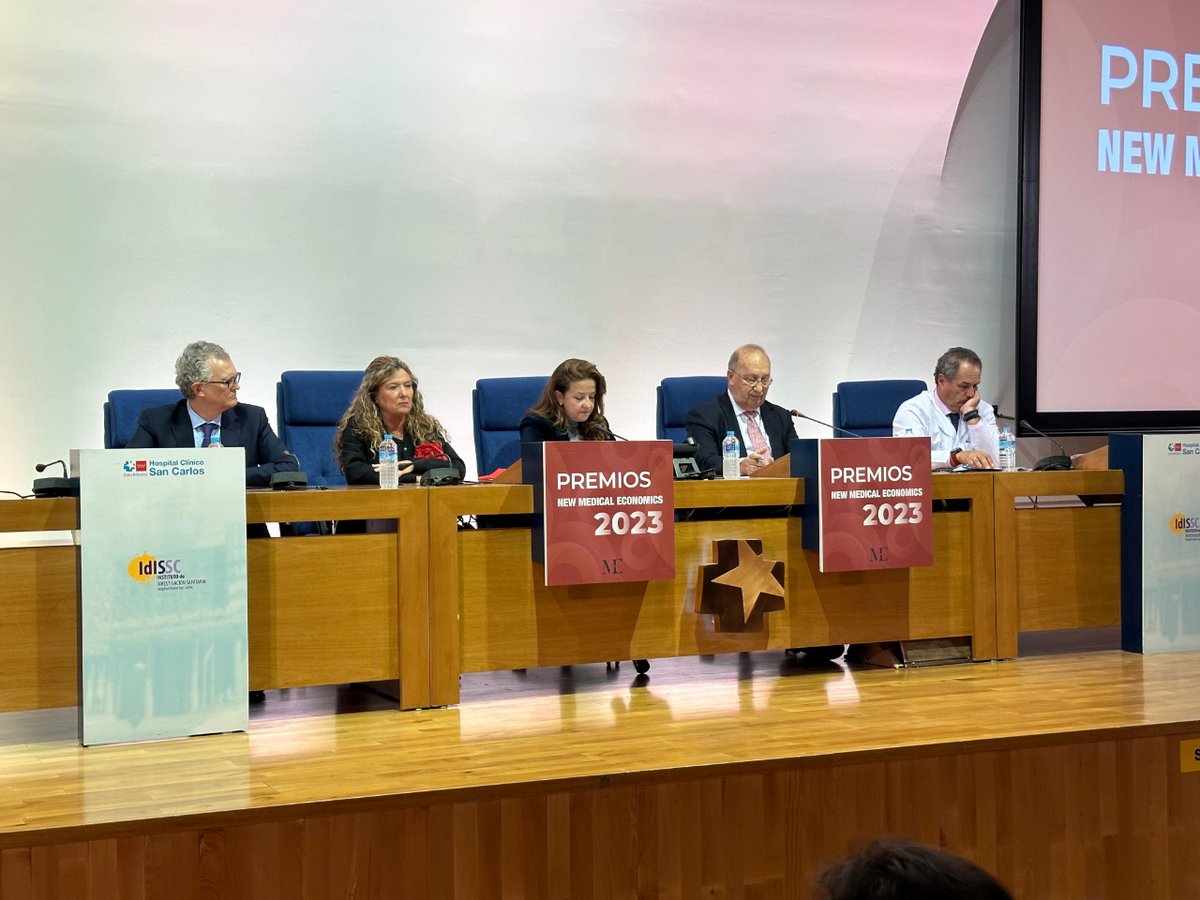 HUReinaSofia's tweet photo. 🏅🏥 ¡Un honor ser merecedores del premio @nmeconomics en la categoría Hospital público con mejor gestión!

❤️ @vallegarciasan1, directora gerente @HUReinaSofia, recibe el galardón con "ilusión, emoción y orgullo".

👩⚕️💬 Durante su discurso subrayó el compromiso... https://t.co/TA2RLl9Etb