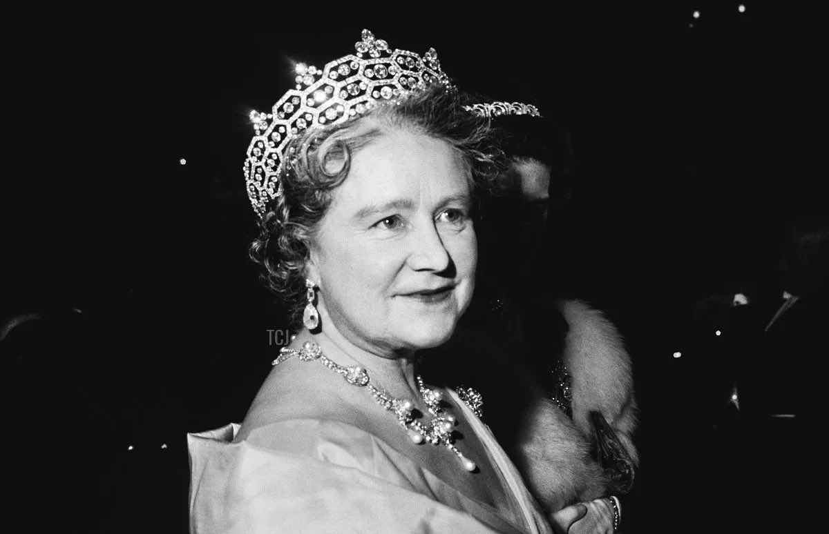 fanofprincephil's tweet photo. @JoDivaRunner Not à propos, but that tiara is funny as hell. The Queen mum got it from her father &amp; never wore it again after she got a hoard of jewels from Mrs Greville, including the huge tiara Camilla used to wear. Now K’s made to wear it. No more [Diana’s] Cambridge Knot? Lord! #Tiaragate https://t.co/jnOdyOodw2