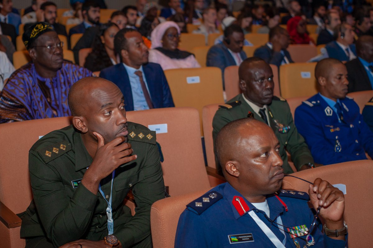 Forum International de Dakar tweet media