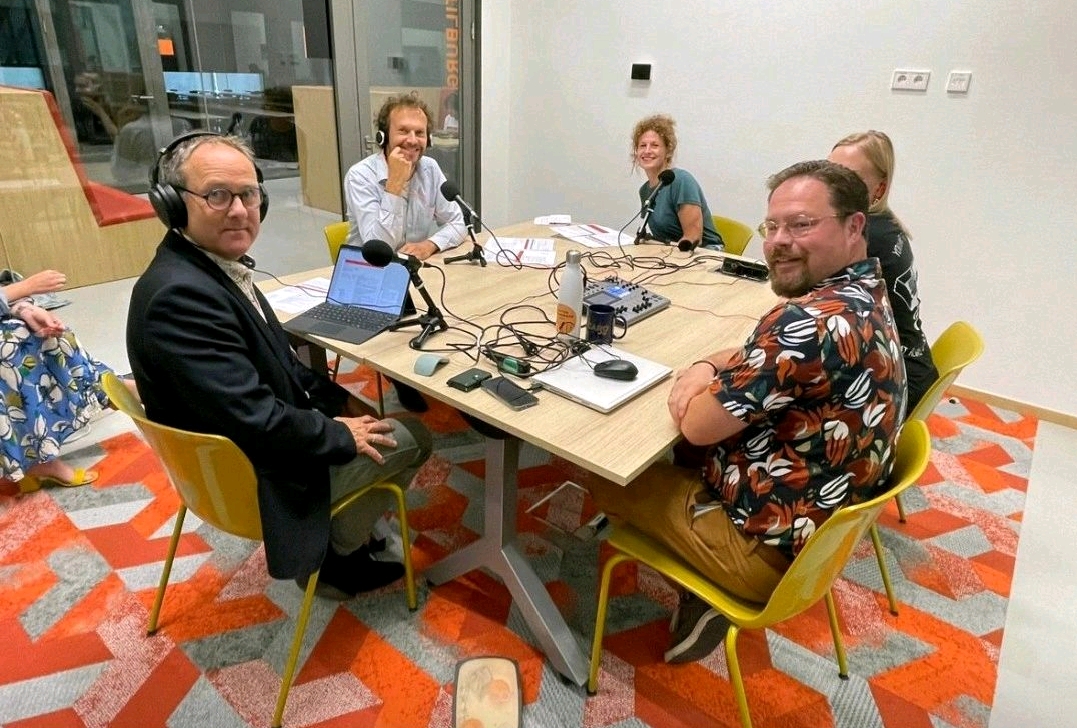 🎙️ @ptekok en @krisroemers waren te gast in de podcast ‘Maak het duidelijk!’ van het Taalnetwerk Midden-Brabant. De heren gaan met Crisje van Leest in gesprek over de rol van de Bibliotheek als het gaat om digitaal erbij horen en meedoen. 🎧 Luister: lnkd.in/e8cyB5rp