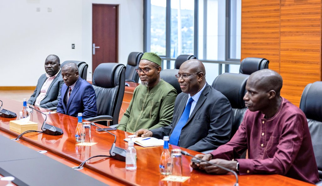PrimatureRwanda's tweet photo. Today, Prime Minister Dr. Ngirente received H.E. Muhammad B. S. Jallow, Vice President and Prime Minister of The Gambia and his delegation. Their discussions focused on knowledge exchange in governance and coordination mechanisms. https://t.co/n52iJ3NpJn