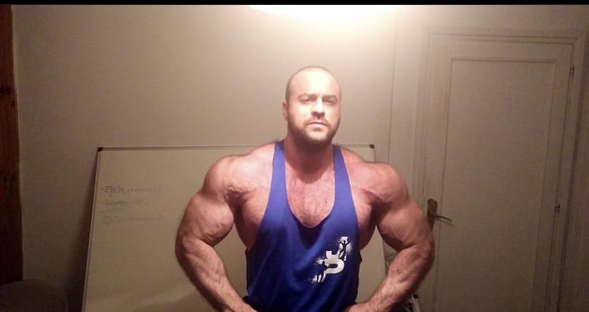 PtMelchor's tweet photo. Aunque no compartía su mensaje y no veía el fitness del modo que él lo veía si hoy estoy donde estoy es porque empecé a ver su contenido y me empezó a interesar conocer más sobre el mundo del fitness. Nunca olvidare mi primer día en el gym siguiente su rutina fullbody. DEP. https://t.co/MPEW1PrSuc