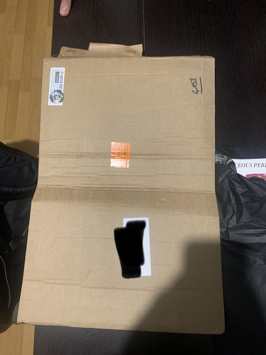 _Kimihate's tweet photo. Donc ça pour vous c’est normal ? @lisalaposte j’ai passé cette commande en août, elle n’était jamais arrivée. Comme par magie elle s’est retrouvée aujourd’hui dans ma BAL dans CET ÉTAT, pliée en 2. Pour le coup j’aurais préféré un avis de passage ! On fait comment du coup ? 🙂 https://t.co/FxMACRFUe0