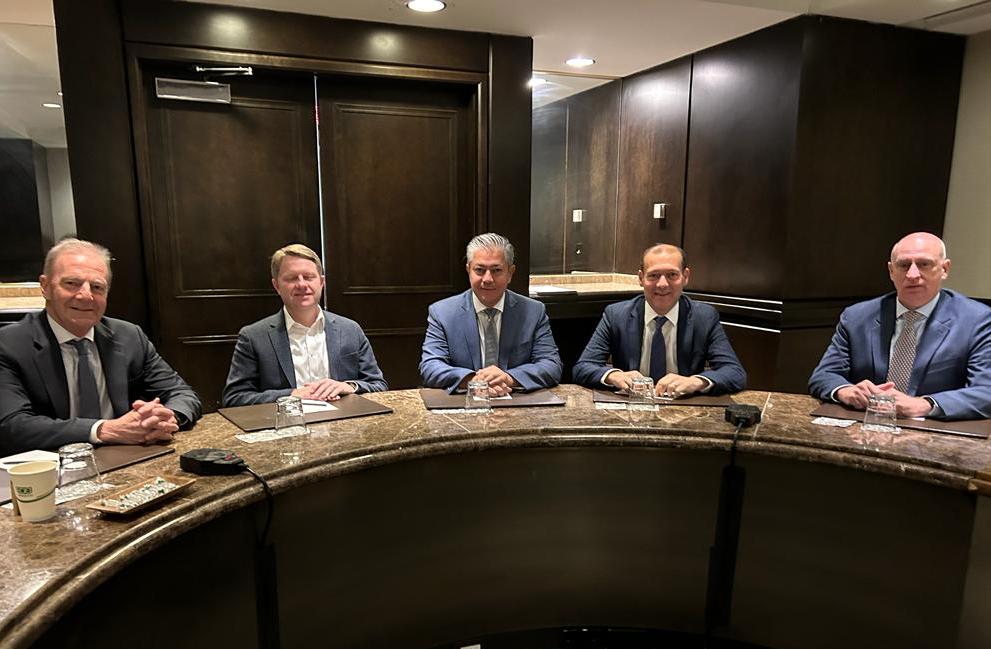 OmarGutierrezOk's tweet image. En Washington, junto a @Rolo_Figueroa, nos reunimos con autoridades de @exxonmobil. Analizamos la actividad de la compañía en la formación neuquina #VacaMuerta, según:
📊 planes de inversión
🛢 estado de los proyectos en ejecución y
📈  resultados obtenidos hasta el momento.