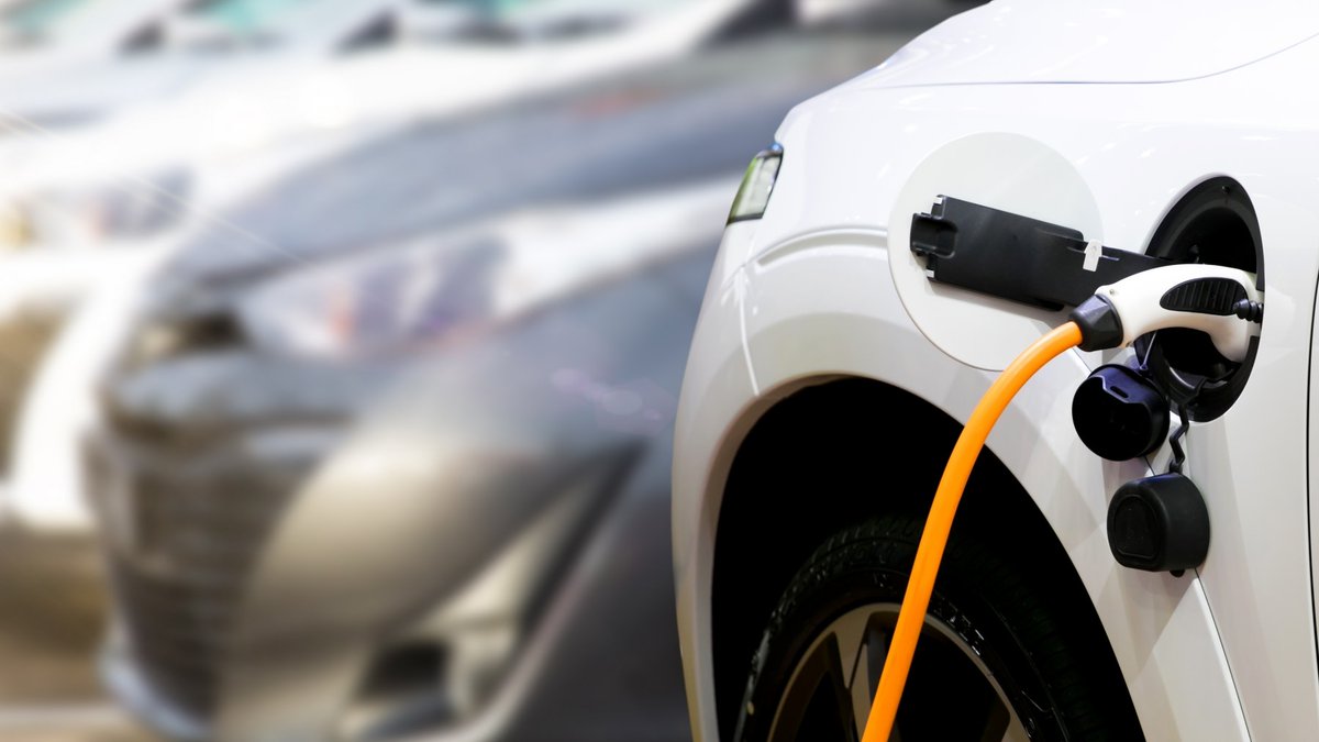 American consumers purchased more than 300,000 EVs in the third quarter of 2023 to set a new sales record. 🚗⚡ #electrifymo #electricvehicles #evs

Read here: alreporter.com/2023/10/19/rep…