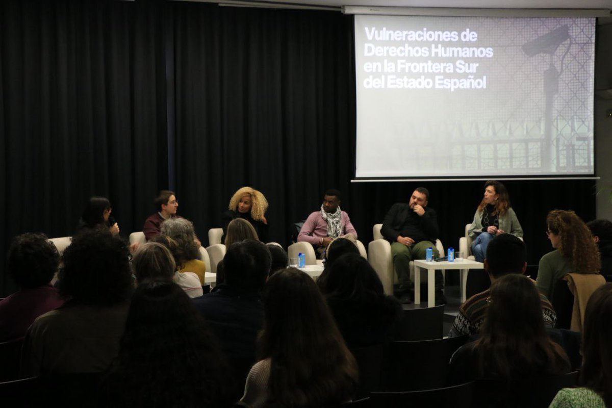 IRÍDIA (@centre_iridia) on Twitter photo ‼️ Comenzamos el acto "Vulneraciones de Derechos Humanos en la Frontera Sur del Estado Español" junto a <a href="/novact__/">NOVACT</a> .
🗣️ Participan <a href="/ClaraCD7/">CC</a> , <a href="/Lalailmo/">Loueila</a> , <a href="/saniladan12/">Sani Ladan</a> , Gabriela López Neyra y <a href="/Andres_gberrio/">Andres García Berrio</a> .
🧵 ‼️ Comenzamos el acto "Vulneraciones de Derechos Humanos en la Frontera Sur del Estado Español" junto a <a href="/novact__/">NOVACT</a> .
🗣️ Participan <a href="/ClaraCD7/">CC</a> , <a href="/Lalailmo/">Loueila</a> , <a href="/saniladan12/">Sani Ladan</a> , Gabriela López Neyra y <a href="/Andres_gberrio/">Andres García Berrio</a> .
🧵