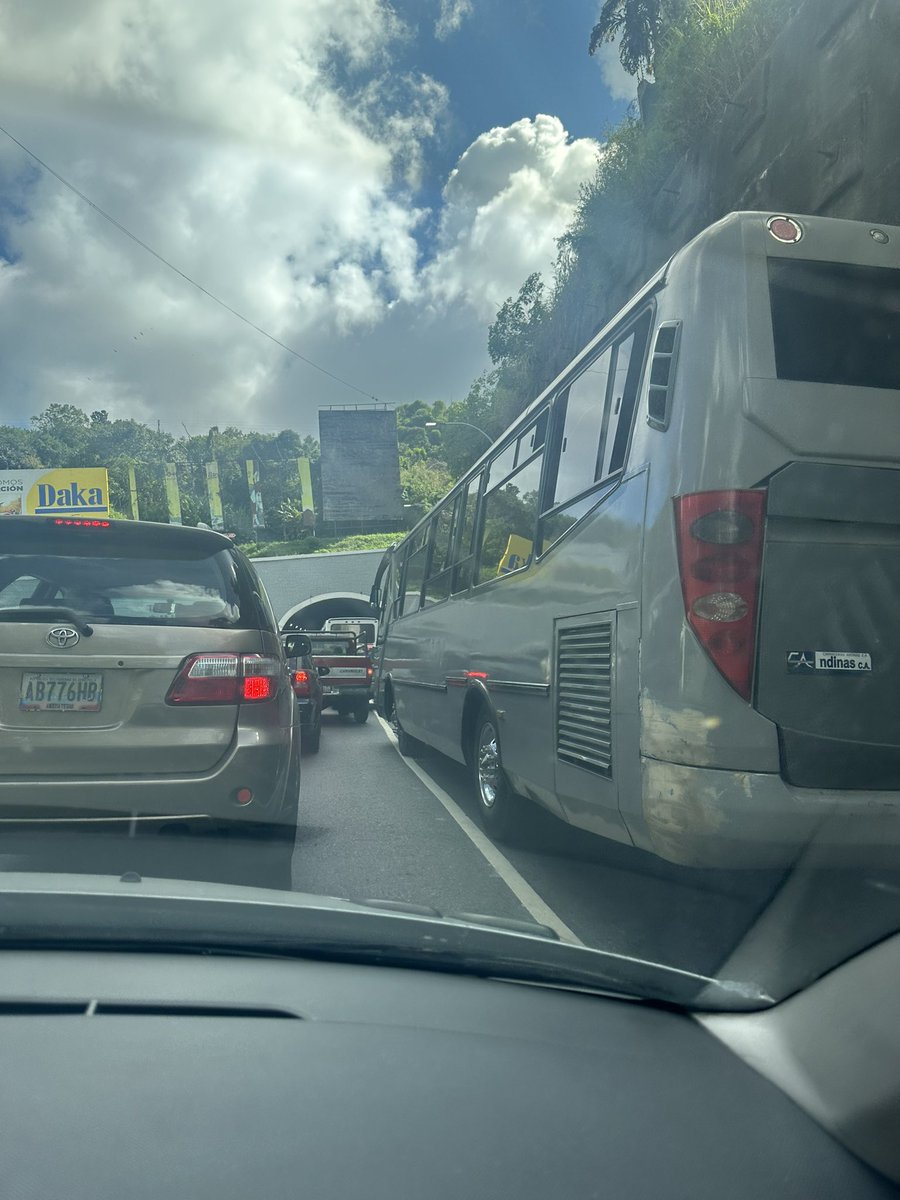 Hasta cuando <a href="/PoliBaruta/">Policía de Baruta</a> la sinvergüenzura? Esto es un abuso <a href="/AlcaldiaBaruta/">Alcaldía de Baruta</a> hay que hacer algo al respecto. Ocurre todos los días a toda hora y además se molestan y te quieren chocar el carro para meterse #Baruta #Denuncia #Trafico #Tuneldelatrinidad #caracas #urgente