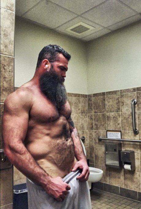 Just hanging out in the bathroom. ? https://t.co/CZHwFnVF6I