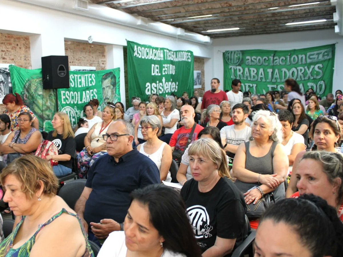 ATERosario's tweet photo. #EstadoEnAsamblea
🤚🏼Por salarios dignos, inversión en infraestructura y el derecho a la educación pública, asistentes escolares, nucleadxs en ATE Rosario, realizaron un enorme plenario en el salón Héctor Quagliaro.
#ATELucha
#EsConATE
#EsConVos https://t.co/fsYo7SH0Cl