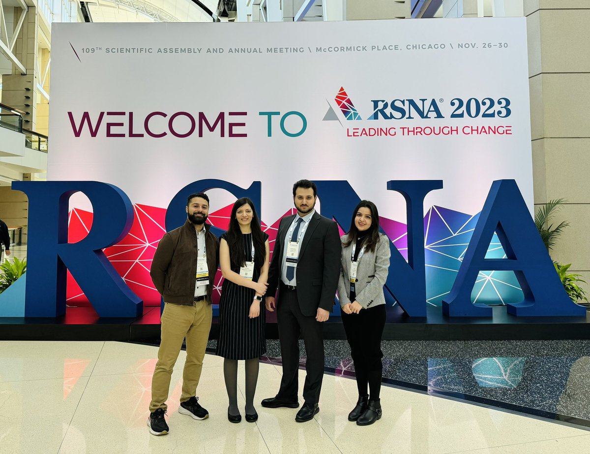 Our very own Downstate #Radres diving into the world of radiology. Learning, networking and growing together 💫 @RSNA #RSNA2023