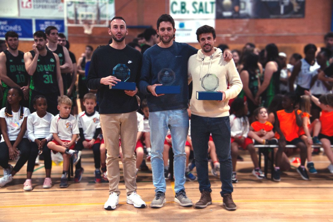 cbsalt's tweet photo. 💚🖤 Homenatjant a tres exjugadors excepcionals del @cbsalt el passat diumenge. Us agraïm la dedicació, el compromís i l'esforç, deixant una marca inesborrable. Us desitgem molts èxits en el futur.  GRÀCIES PER TOT Capi, Marc i Francesc!! El Salt és casa vostra.

#orgullsaltenc https://t.co/mGDB2xIMWS