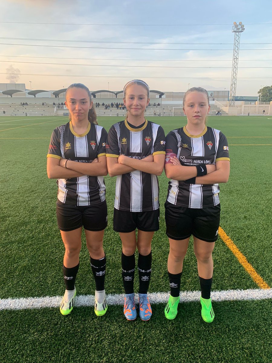 CD_Almazora's tweet photo. 🗣️ Carla Mundina, Mireya Andrea y Paula Olivares, jugadoras de nuestro Infantil Femenino, han sido convocadas por la Selección Valenciana para el entrenamiento que tendrá lugar este jueves 30 a las 18:00h en el Campo Municipal “El Arco” de Soneja. 🔵🟠

👏🏼 ¡Enhorabuena chicas! https://t.co/USi3eC6Ulh