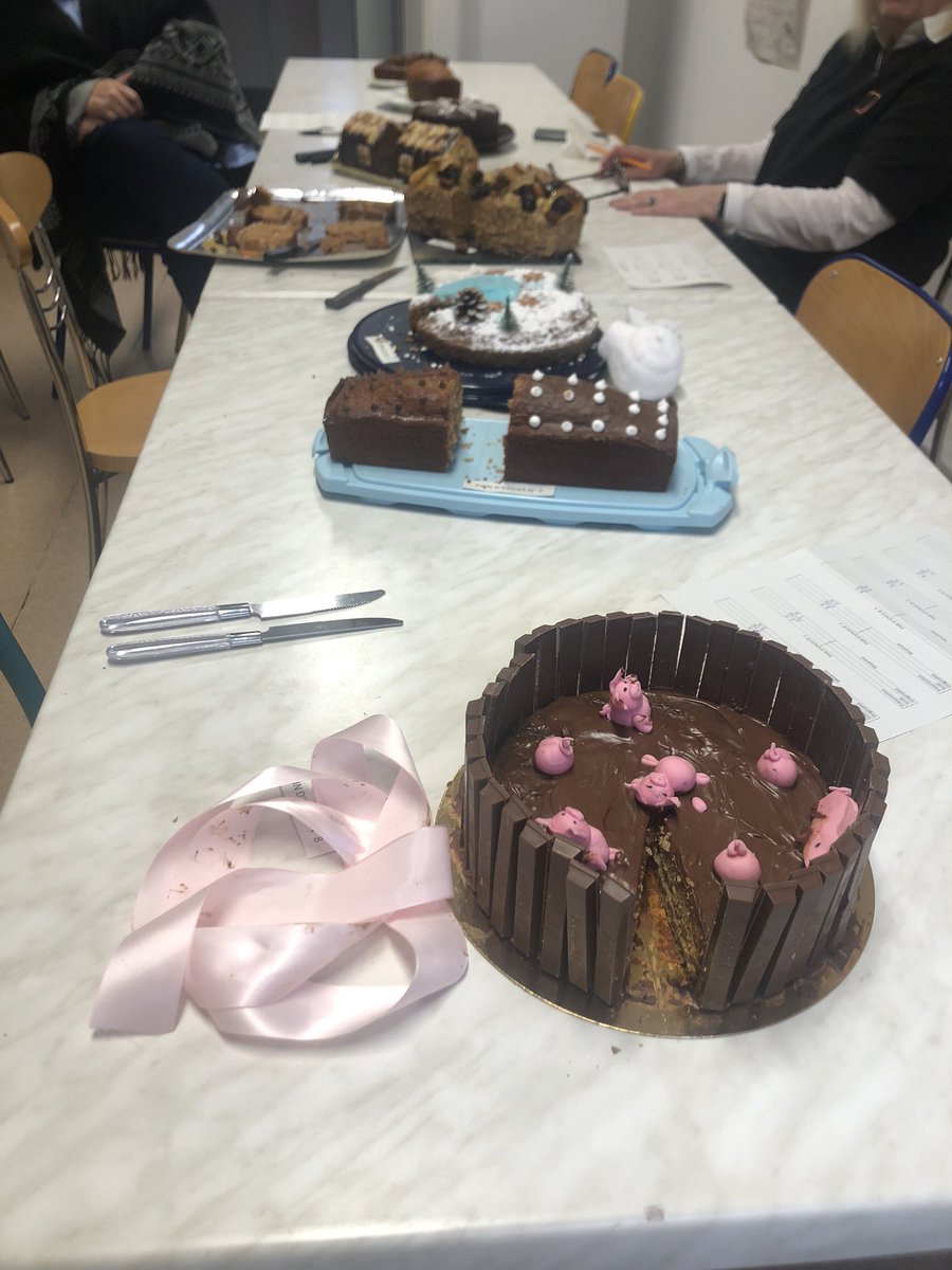 La qualité de vie au travail passe aussi par le traditionnel concours de pains d’épices à la <a href="/DSDEN70/">DSDEN de la Haute-Saône</a> ! 😋😁👌Bravo aux excellentes et excellents pâtissiers ! <a href="/PhDestable/">Philippe Destable</a>