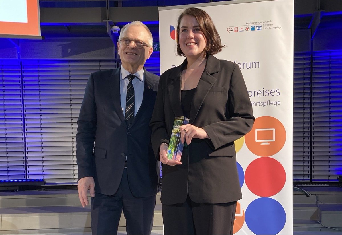 #DeutscherSozialpreis 2023 in der Kategorie Text geht an <a href="/JuliaKopatzki/">Julia Kopatzki</a> für ihren einfühlsamen Beitrag „Frau Radix hat die Lösung“ auf ⁦<a href="/zeitonline/">DIE ZEIT</a>⁩ #Diakonie-Präsident Ulrich Lilie hielt die Laudatio und übergab den Preis. ⁦Herzlichen Glückwunsch💐⁦<a href="/bagfw/">BAGFW</a>⁩