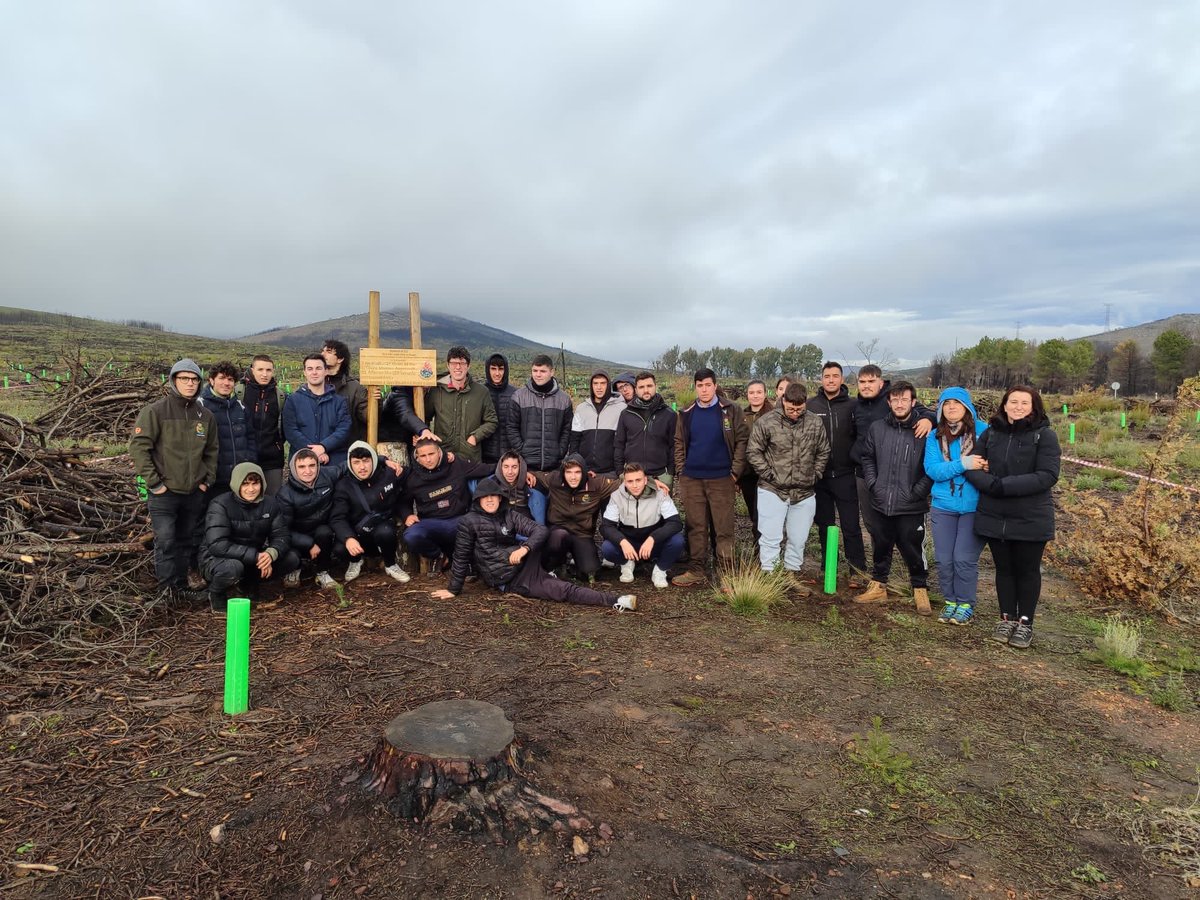 Hoy hemos participado en la reforestación de la Sierra de la Culebra dentro del proyecto: “De un árbol puede crecer un bosque” organizado por la asociación la Culebra no se calla.
