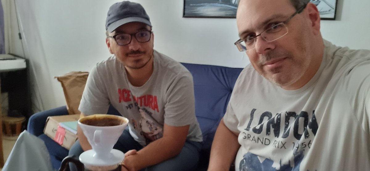 Acá en casa compartiendo un #V60 con <a href="/gazambuja/">Gustavo Azambuja</a> 
#Café