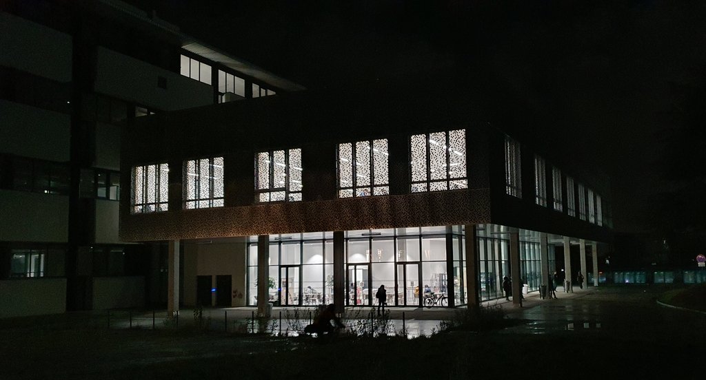 BUBMontaigne's tweet photo. [🕙 #InfoBU]  🌃 L'Atrium de la BU Droit-Lettres (@univbordeaux / @UBMontaigne) est ouvert de nouveau jusqu'à 22h du lundi au vendredi !

📌 250 places assises au rez-de-chaussée et à l'étage
📌 Espaces de travail différenciés
📌 Espace de convivialité, etc.

🌙 Bonne soirée ! 🌙 https://t.co/M3QFLnuyLy