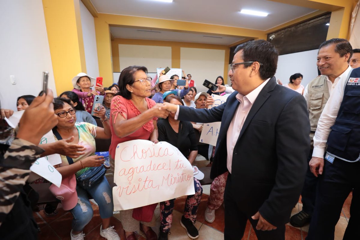 Minsa_Peru's tweet photo. ¡#SaludMental para #Lurigancho - #Chosica!

Ministro de Salud, @cvasquezsanchez, inauguró el Centro de Salud Mental Comunitario "Las Colinas" en @ChosicaMuni, que contará con 23 profesionales que brindarán servicios de psiquiatría, psicoterapia, terapia del lenguaje, entre otros, y beneficiará a los vecinos del distrito. 

El titular del sector resaltó el liderazgo de la presidenta #DinaBoluarte, que para la política de salud mental ha destinado S/ 177 millones. 

#33MillonesUnidos