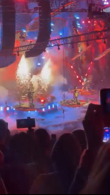 My bff saw 💋 in concert last night .  HERE'S SOME PICS 👹 https://t.co/y2VuyN8jAN<a href="/tag/sundayfunday"class="tags"><span>#sundayfunday</span></a>