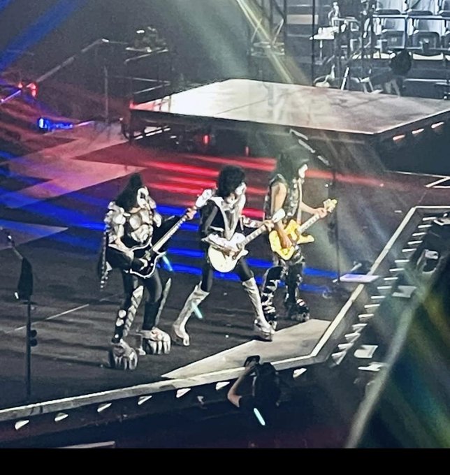 My bff saw 💋 in concert last night .  HERE'S SOME PICS 👹 https://t.co/y2VuyN8jAN<a href="/tag/sundayfunday"class="tags"><span>#sundayfunday</span></a>