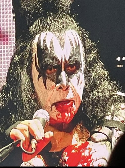 My bff saw 💋 in concert last night .  HERE'S SOME PICS 👹 https://t.co/y2VuyN8jAN<a href="/tag/food"class="tags"><span>#food</span></a><a href="/tag/breakfast"class="tags"><span>#breakfast</span></a>