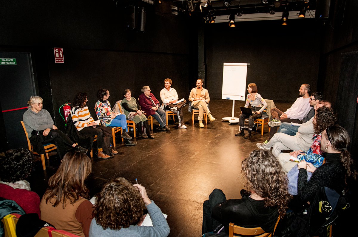 lasaladelanena's tweet image. Recull del taller del #FeedBackMethod de
#DASTheatre amb 3 coproduccions #AnticTeatre: Cia Palimsesta, PORNOTOPIAcollective i Diana Gadish 

Desburocratització dels sabers, educació i art accessibles, pensament i reflexió col·lectiva!

Imatges de Andrei Fărcășanu