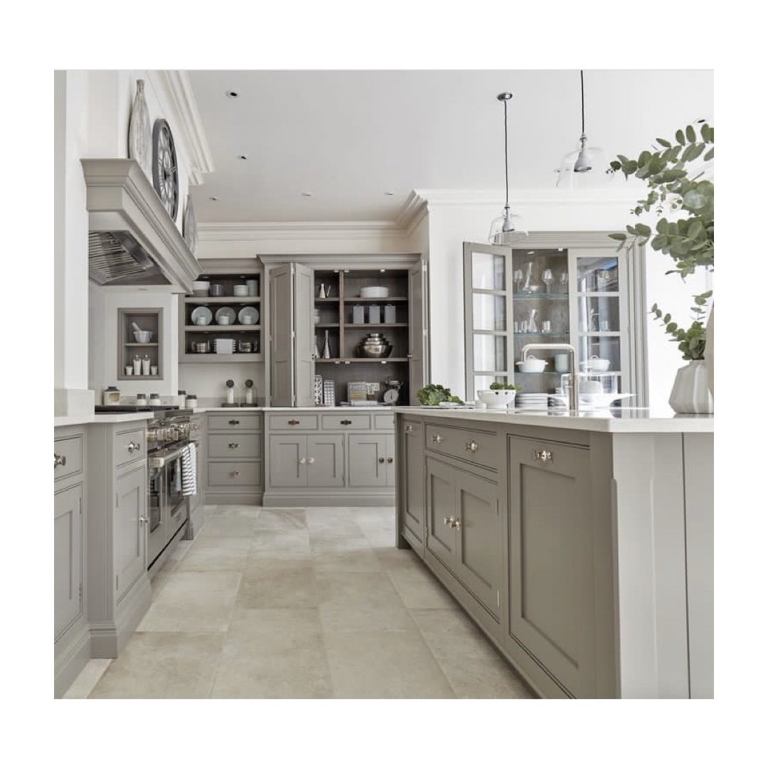 The unmistakeable style of a perfect Tom Howley Kitchens design in beautifully elegant light grey and white shades. Including a bespoke Westin built in hood above the @SubZeroWolfUK range below