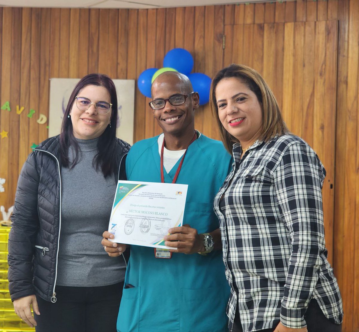 IpasmeOficial's tweet photo. ¡Reconocimiento a la constancia y vocación!

En un significativo acto, los trabajadores/as del C.N.E.D. Dr. Julio de Armas en Caracas, recibieron certificados por su trayectoria de 5 y 10 años de servicio en la institución.

@NicolasMaduro
#VenezuelaEsEsequibo https://t.co/zHWnguwdRj
