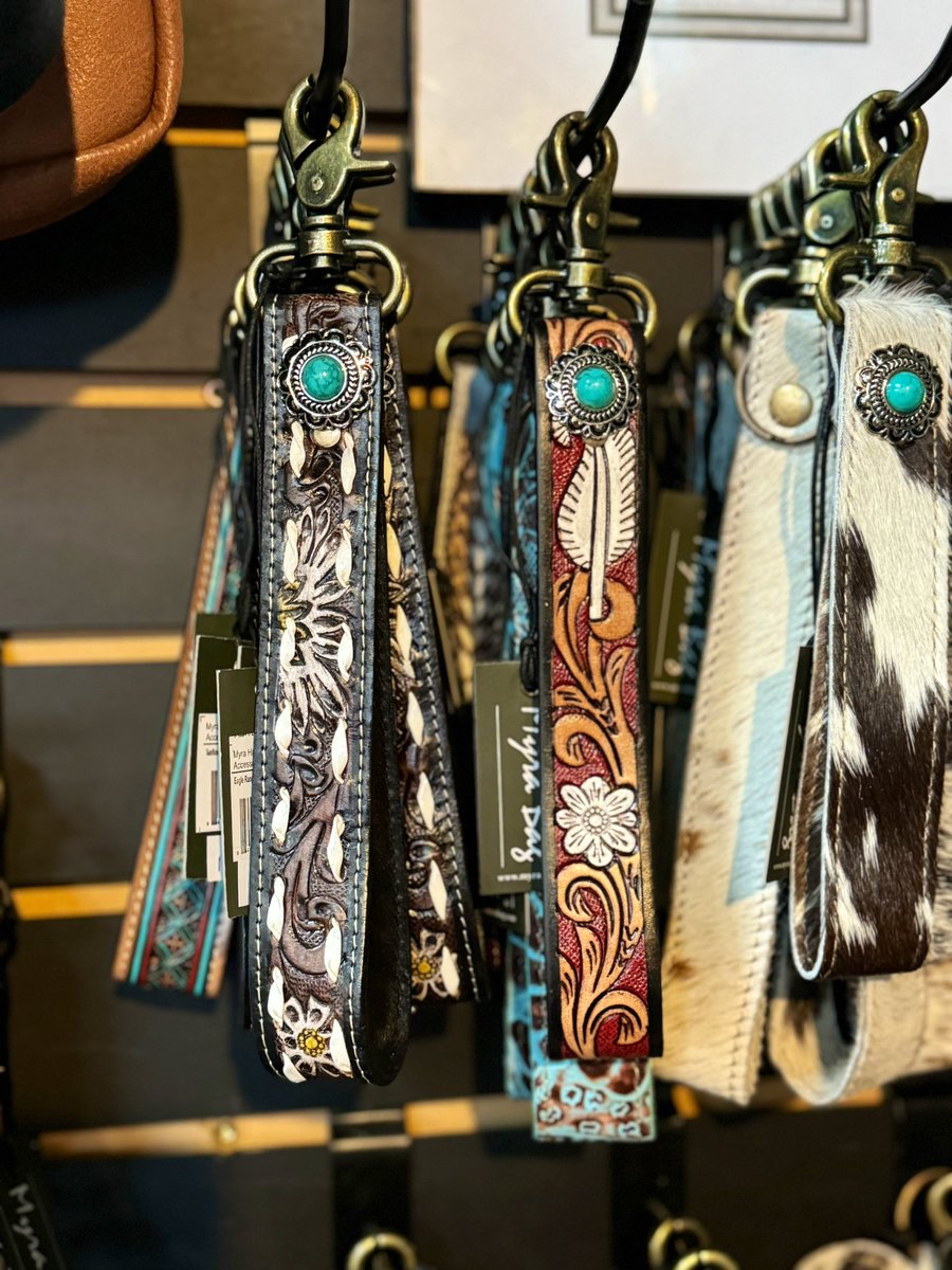 PaintBungalow's tweet image. Key Fobs galore- great stocking stuffers #MyArlington #KeyFobs #ArlingtonWa