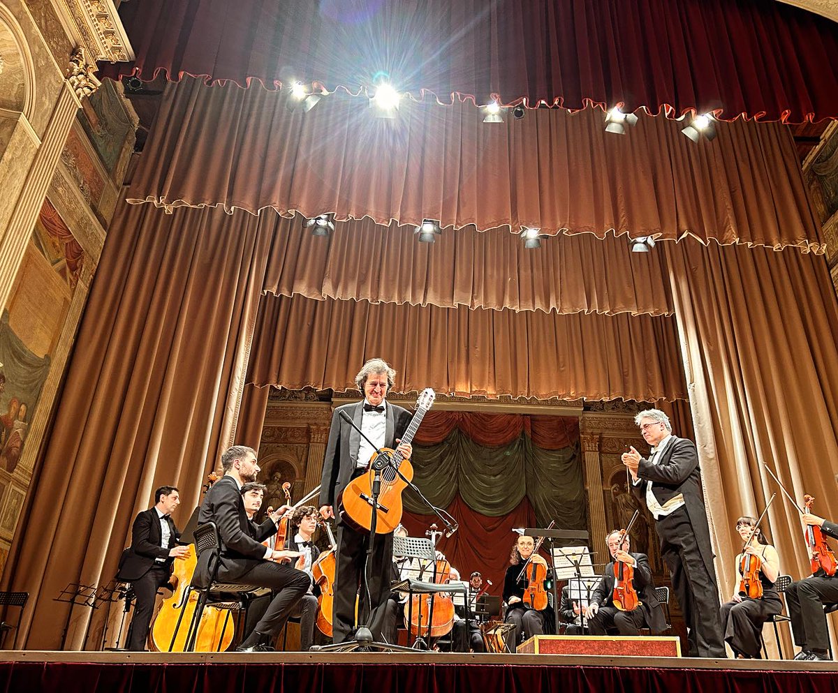 seniodiaz's tweet photo. Concierto de Castelnuovo-Tedesco en ocasiòn del centenario de Alirio Diaz en Villa Torlonia
con la Orquesta Accademica del Conservatorio de L'Aquila ,director Guillaume Boulay.
Organizado por la Embajada de la Republica Bolivariana de Venezuela en Roma
Vedi traduzione https://t.co/ABqrh0DYf7