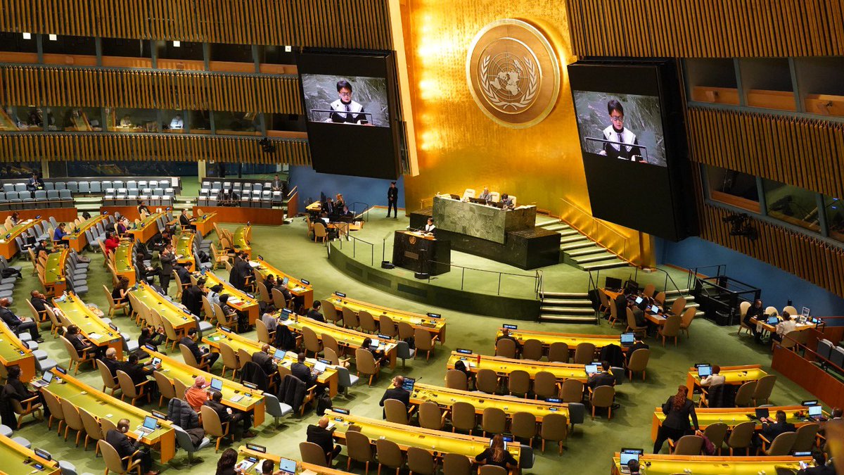 Menlu_RI's tweet photo. I spoke at the General Assembly meeting at UNHQ today (28/11) on Palestine.

Indonesia cannot stand still to see thousands of death of innocent women &amp; children. Indonesia cannot stand still to see homes, schools &amp; hospitals being flattened to rubbles. https://t.co/8ftFp6BTLi