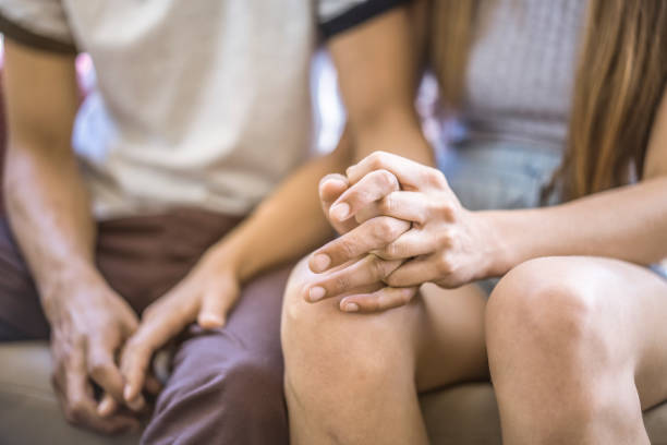 mouv's tweet photo. 30% des 15-24 ans pensent que le virus du sida peut se transmettre en embrassant une personne séropositive…

C’est faux, alors pourquoi les jeunes le pensent-ils ?

@EstelleKammerer a sorti son micro Mouv’ pour savoir comment les jeunes s’informent sur la sexualité https://t.co/FjfmdTEQsd