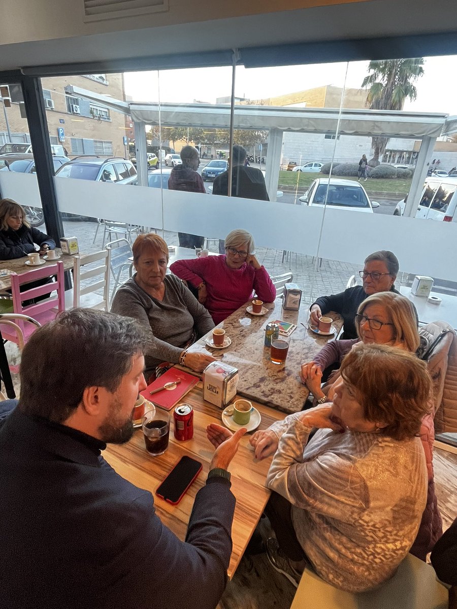 fercarreralopez's tweet image. ☕️Hoy he tomado café en el barrio de #Bufalà con Ramona, Antonia, Maria, Araceli y Julia. Ha sido un verdadero placer escucharlas y aprender de ellas. Gracias por vuestros consejos🥰