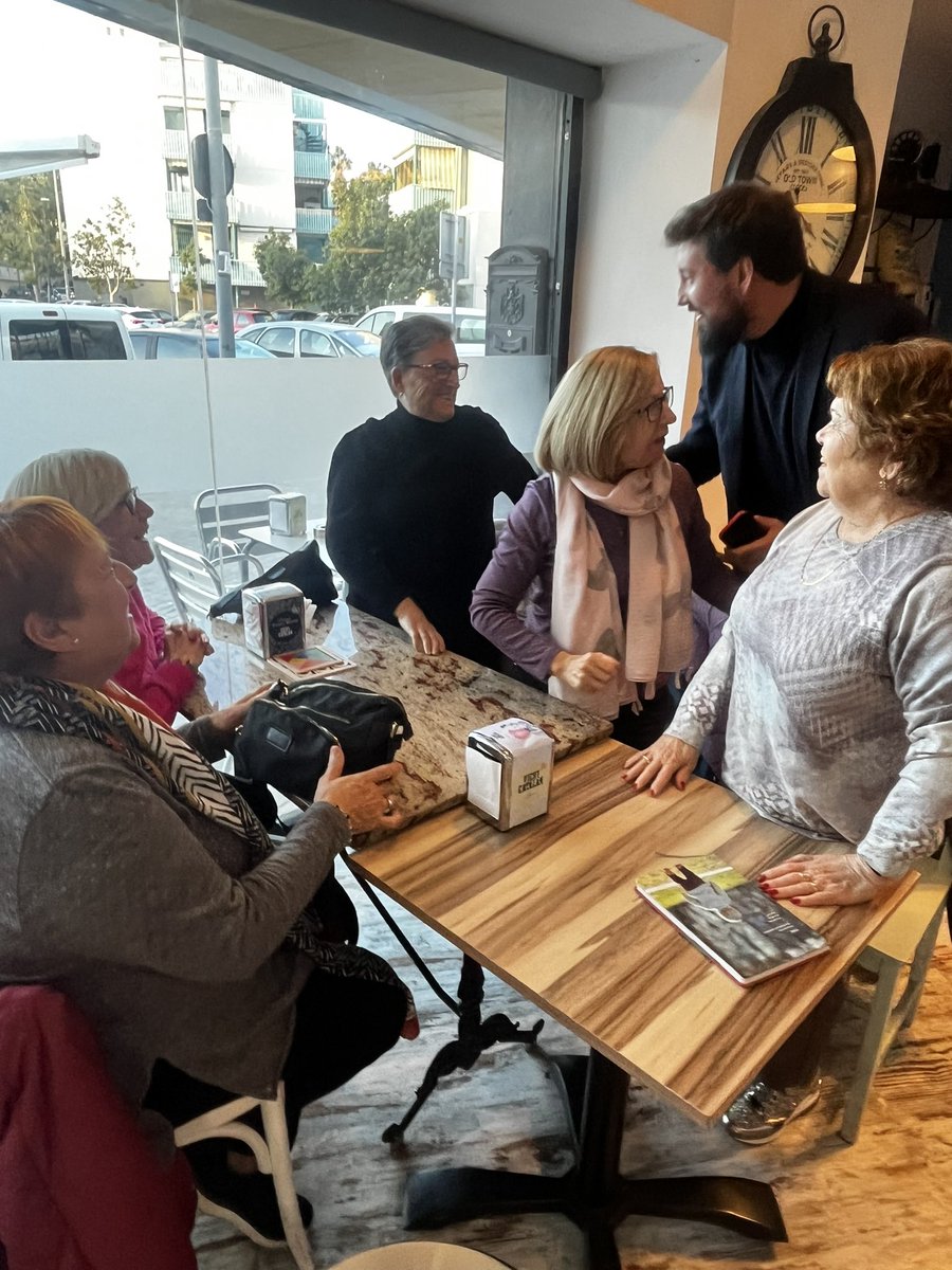 fercarreralopez's tweet image. ☕️Hoy he tomado café en el barrio de #Bufalà con Ramona, Antonia, Maria, Araceli y Julia. Ha sido un verdadero placer escucharlas y aprender de ellas. Gracias por vuestros consejos🥰