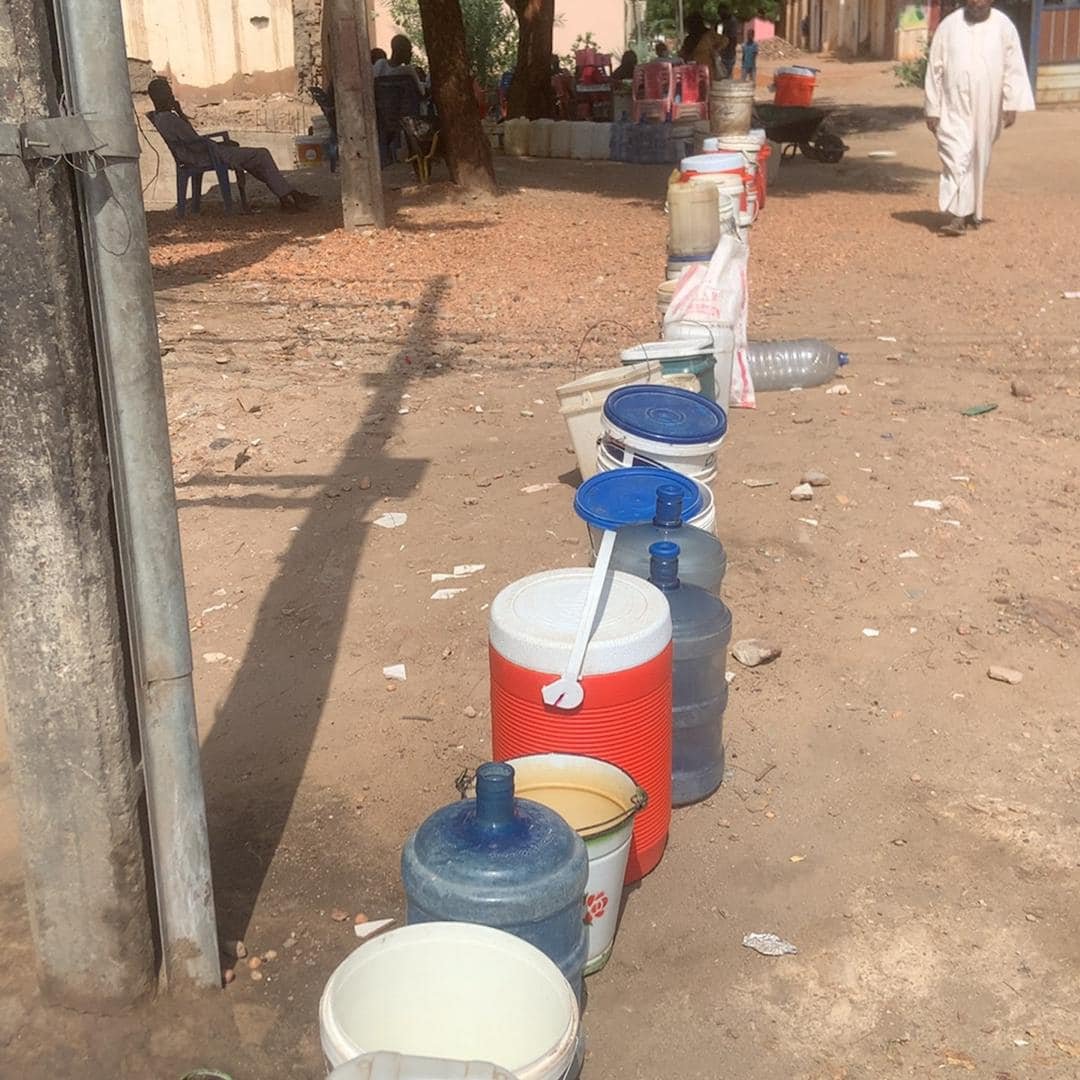 Sudan_tweet's tweet photo. معاناة أهالي منطقة الحماداب والشجرة من استمرار المعارك العسكرية العنيفة، والتي أدت إلى شح في المواد التموينية والأدوية و��دمات المياه والكهرباء العامة.
#السودان https://t.co/1hIjUWpApX