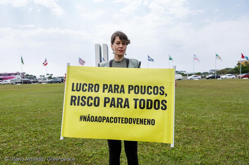 MST_Oficial's tweet photo. Ao invés de combater a fome, a seca e as enchentes que assolam milhões de famílias brasileiras, senadores ruralistas querem aprovar o projeto que autoriza mais agrotóxicos no Brasil. Quem está lucrando com isso? #NãoAoPacoteDoVeneno https://t.co/24p6E3FjUF
