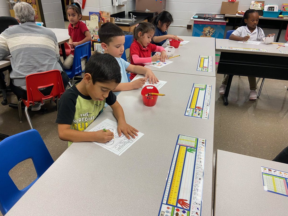 KarynStaton's tweet photo. It warms my heart 💜 when I get to visit other classes and see lions 🦁 with lightbulbs 💡 going off! Great job kinders! #mlclass @chayes4979 @rachelledougl15 @JCPSAsstSuptES https://t.co/Q9yn4KJr3Q